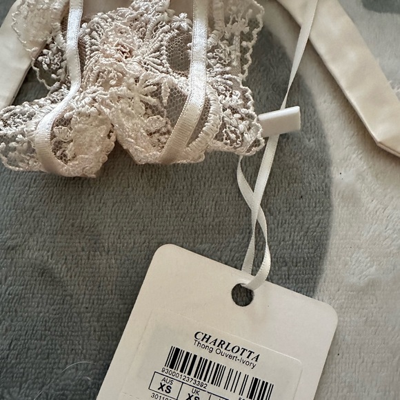 CHARLOTTA
IVORY THONG XS - Picture 14 of 16